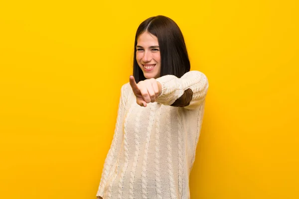 Young Woman Isolated Yellow Wall Points Finger You Confident Expression — Stock Photo, Image