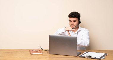 Telemarketer adam jest zaman dışarı yapma