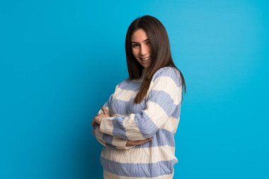 Genç kadın mavi duvarın üzerinden