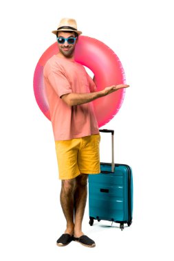 Onun yaz şapka ve güneş gözlüğü ile Man tam uzunlukta bir çekim 