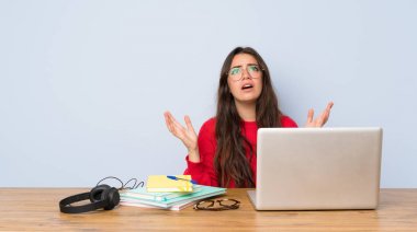 Genç öğrenci kız bir tablo kötü bir durum tarafından sinirli okuyan