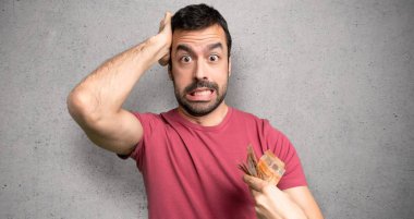 Dokulu duvar üzerinde migren çünkü adam çok para alarak kafasına el alır