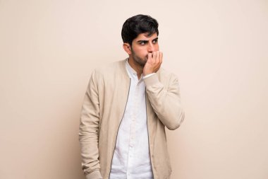 Genç adam izole duvarın şüpheleri üzerinden