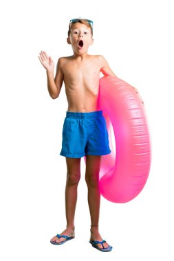 Izole beyaz arka plan üzerinde sürpriz ve şok yüz ifadesi ile yaz tatilinde Çocuk tam uzunlukta bir çekim