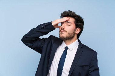 Izole mavi duvar üzerinde Işadamı bir şey fark etti ve çözüm niyetinde