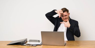 Ofisteki işadamı. Çerçeveleme simgesi