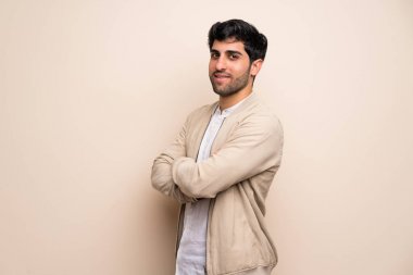 Genç adam geçti silah ile izole duvar ve ileriye dönük