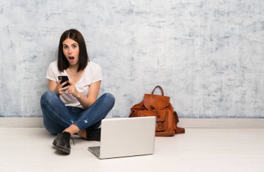Yerde oturan öğrenci kadın şaşırttı ve mesaj gönderdi