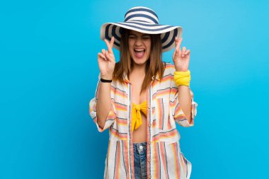 Parmak geçişi ile yaz tatillerinde bikinili genç kadın