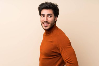 Izole duvar gülme üzerinde Yakışıklı