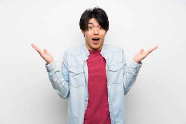 Şok yüz ifadesi ile izole beyaz arka plan asyalı adam