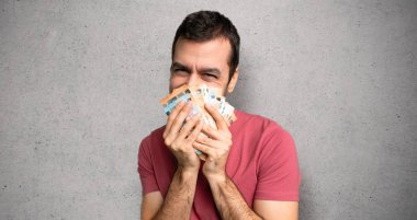 Dokulu duvar üzerinde ağız kapsayan adam çok gülümseyerek çok para alıyor