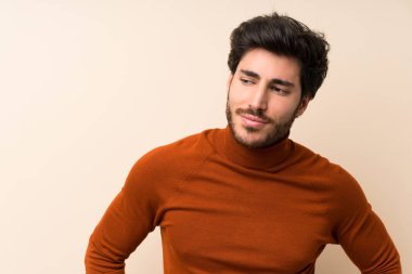 Izole duvar ayakta üzerinde Yakışıklı ve yan bakıyor