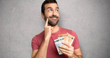 Dokulu duvara bakarken bir fikir düşünerek çok para alan adam