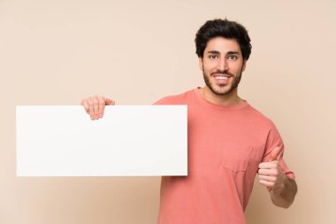 Yakışıklı adam bir kavram eklemek için boş bir beyaz pankart tutan