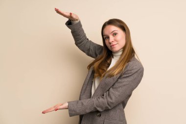 İlan vermek için kopyalama alanı tutan genç iş kadını