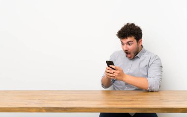 Bir tablo ile genç adam şaşırttı ve bir mesaj gönderme