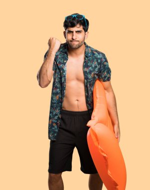 İzole sarı arka plan üzerinde kızgın jest ile şort Adam