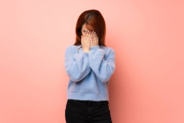 Yorgun ve hasta ifade ile pembe arka plan genç Kızıl saçlı kadın