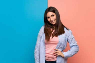 Pembe ve mavi duvarın üzerinden genç kadın