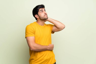 Pembe duvarın arkasındaki genç adam kafa karıştırırken bir fikir düşünüyor.