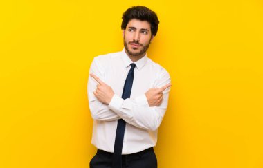 İzole sarı arka plan üzerinde işadamı şüpheleri olan laterals işaret