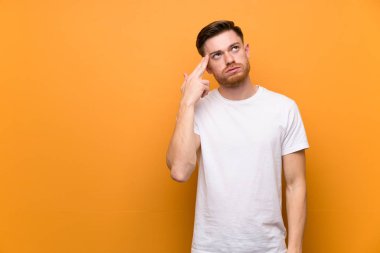 İntihar jesti yaparken sorunlar la kahverengi duvar üzerinde Redhead adam