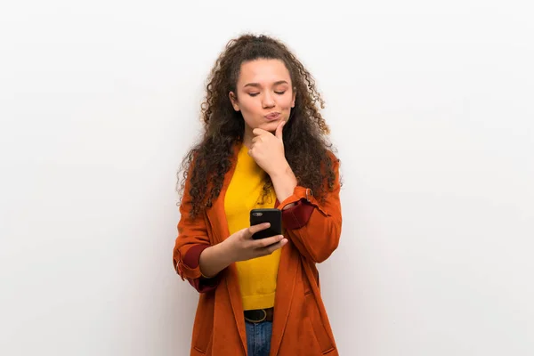 Teenager Mädchen Mit Mantel Denkt Und Sendet Eine Nachricht — Stockfoto