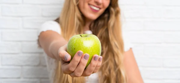 Feliz Joven Rubia Con Una Manzana — Foto de Stock