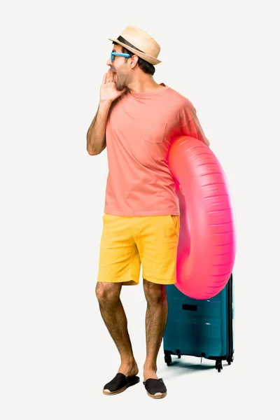 Ganzkörperaufnahme eines Mannes mit Hut und Sonnenbrille im Sommer — Stockfoto