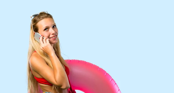 Blondýnka Letních Prázdninách Mobilním Pomluva Modrém Pozadí — Stock fotografie