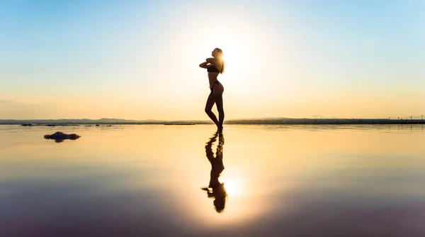 Jong Meisje Genieten Van Zomervakantie — Stockfoto