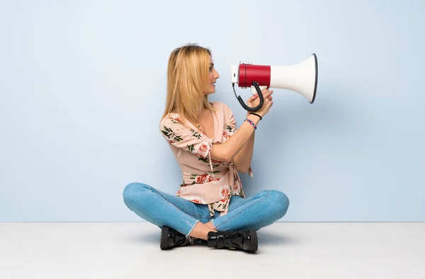 Jonge Blonde Vrouw Zitten Vloer Schreeuwen Door Een Megafoon — Stockfoto