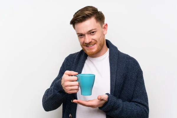 Redhead man håller en kopp kaffe — Stockfoto