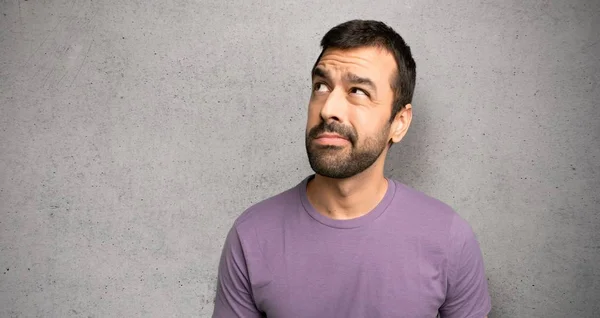 Hombre Guapo Mirando Hacia Arriba Con Cara Seria Sobre Pared —  Fotos de Stock