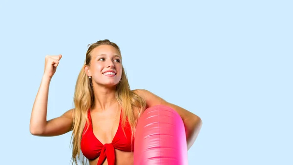 Mujer Rubia Afortunada Vacaciones Verano Sobre Fondo Azul —  Fotos de Stock