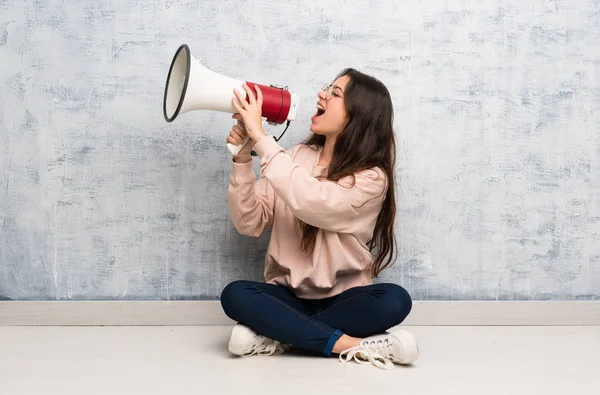 Adolescente Estudante Menina Estudando Uma Mesa Gritando Através Megafone — Fotografia de Stock