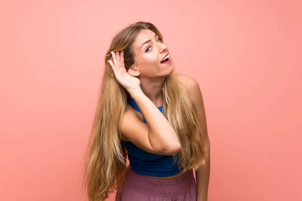 Jovem Loira Sobre Fundo Rosa Isolado Ouvindo Algo Colocando Mão — Fotografia de Stock