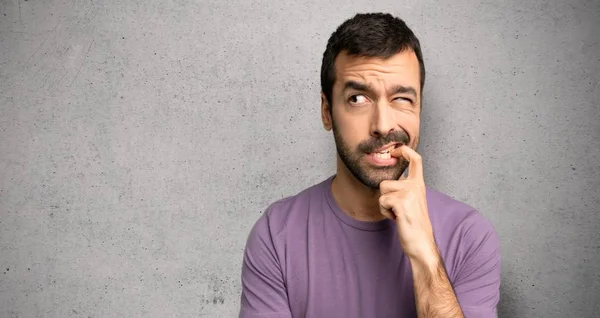 Hombre Guapo Que Tiene Dudas Mientras Mira Por Encima Pared —  Fotos de Stock