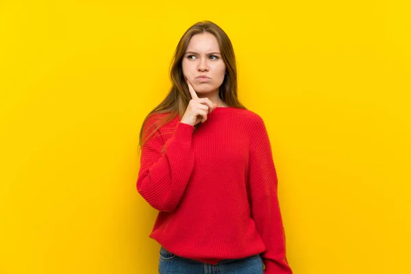 Jonge Vrouw Gele Muur Looking Voorzijde — Stockfoto