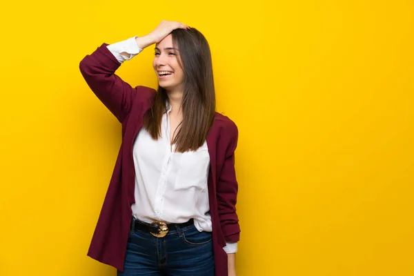 Mujer Joven Sobre Pared Amarilla Dado Cuenta Algo Intención Solución — Foto de Stock