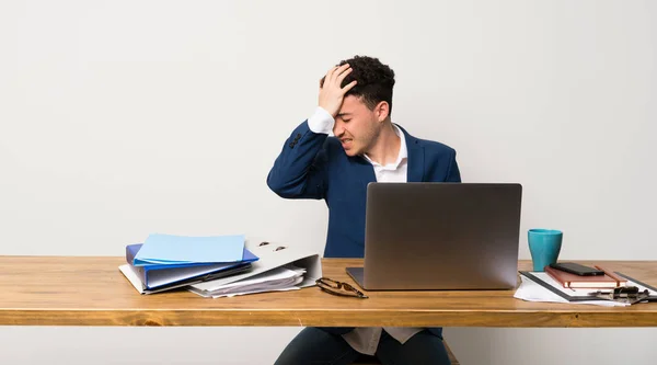 Homem Negócios Escritório Percebeu Algo Pretendendo Solução — Fotografia de Stock