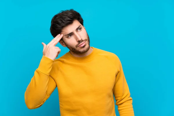 Bonito Sobre Parede Azul Isolada Com Problemas Fazendo Gesto Suicídio — Fotografia de Stock