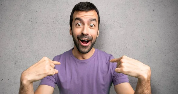 Bonito Homem Com Expressão Facial Surpresa Sobre Parede Texturizada — Fotografia de Stock