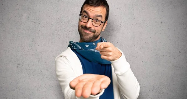 Bonito Homem Com Óculos Segurando Copyspace Imaginário Palma Mão Para — Fotografia de Stock