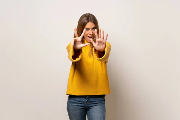 Frau Mit Gelbem Pullover Über Isolierter Wand Die Mit Den — Stockfoto