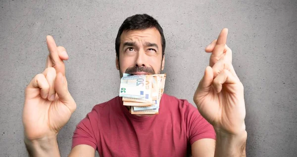 Hombre Tomando Montón Dinero Con Los Dedos Cruzando Deseando Mejor — Foto de Stock