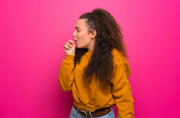 Adolescente Chica Sobre Pared Color Rosa Está Sufriendo Tos Sentirse — Foto de Stock