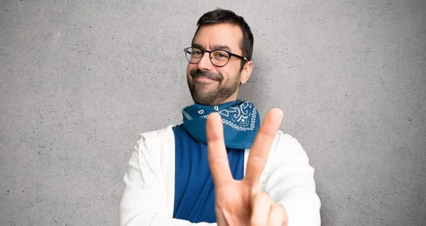 Hombre Guapo Con Gafas Sonriendo Mostrando Signo Victoria Sobre Pared —  Fotos de Stock