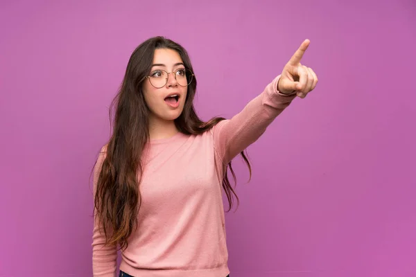 Adolescente Chica Sobre Púrpura Pared Apuntando Lejos — Foto de Stock